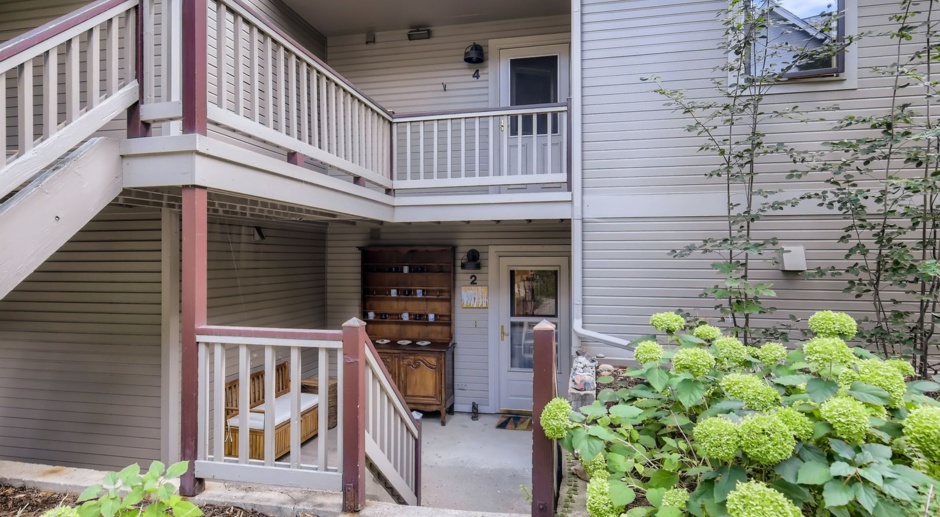 Ideal Downtown 1 BDR Close to Shops & Trails