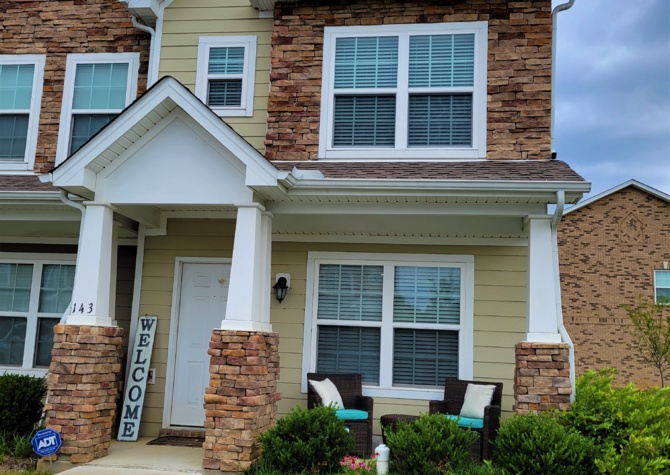 Houses Near End Unit Townhome 20 minutes from Nashville!