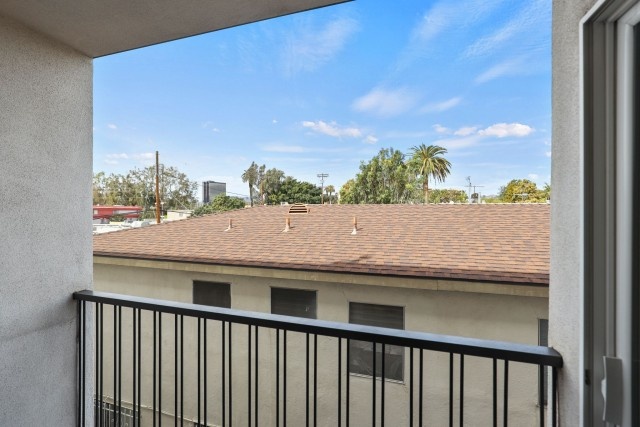 Gorgeous 3 bed, 3 bath near UCLA with in unit laundry
