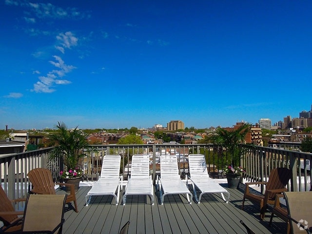 Popular Lincoln Park Apartments with Rootop Sundeck