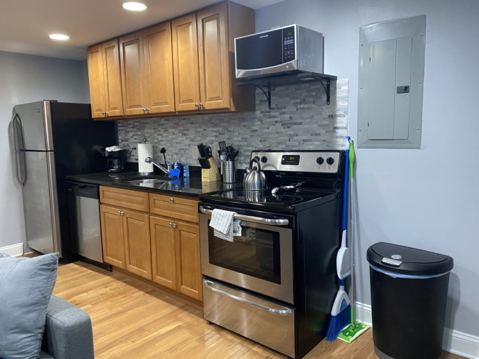 Fully-Furnished Downtown Studio Apartment w/ FREE Parking + Wifi
