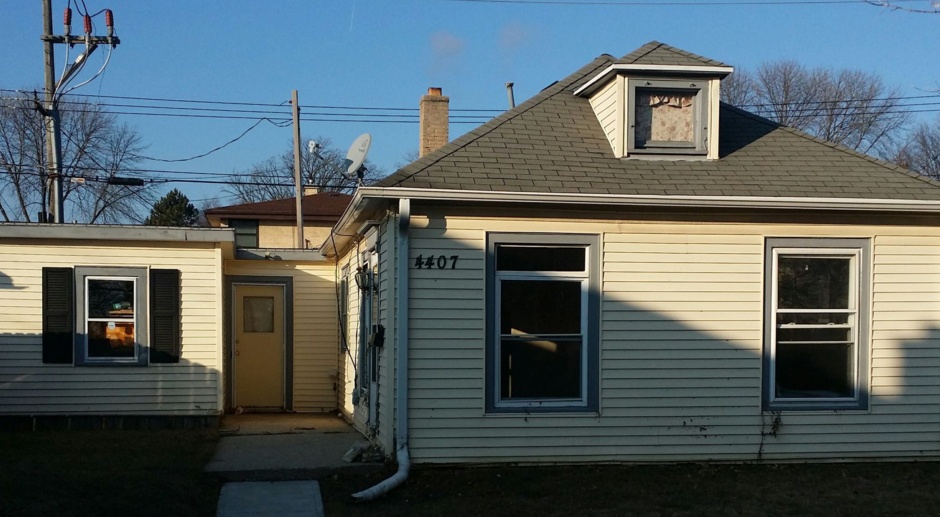 Enjoy this COZY  2bedroom SINGLE FAMILY HOME! Fenced front lawn, With ATTACHED GARAGE!!
