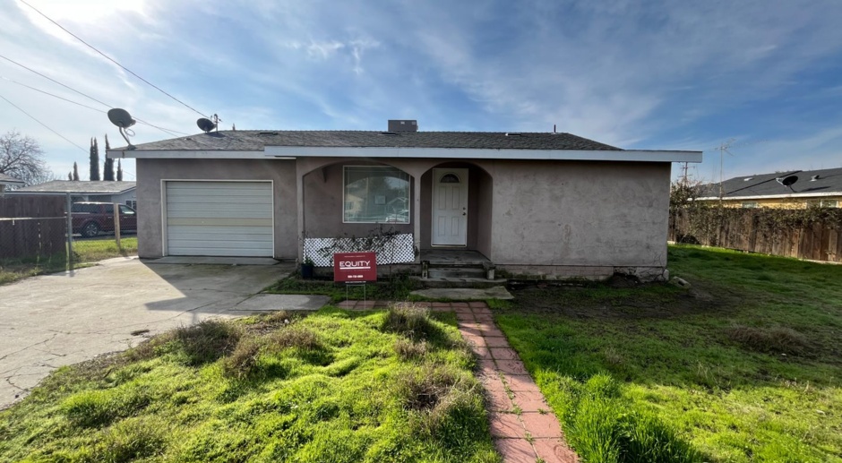 Spacious home in Porterville available now!