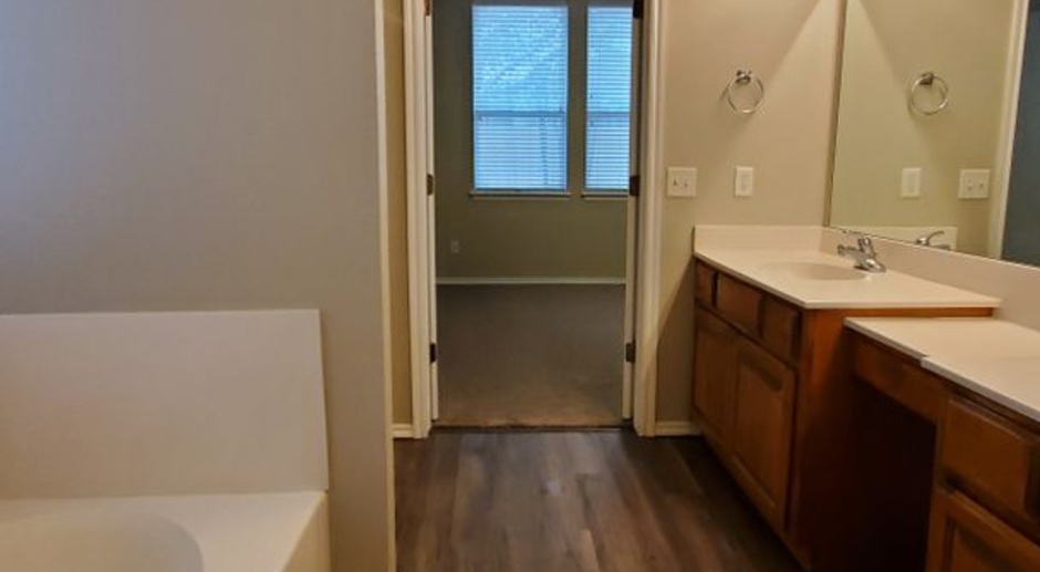 Royal Oaks Addition! (3) Bed + Study! 1800 SqFt Avail NOW!