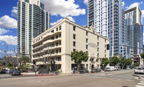 Apartments Near CET-San Diego McClintock – Lofts for CET-San Diego Students in San Diego, CA