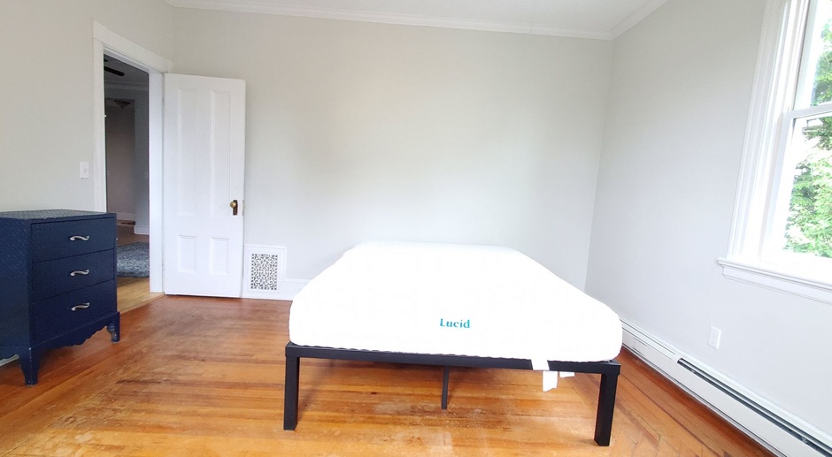 Co-Living - Sunny Room on 2nd Floor in 6 Bedroom 2 Bathroom Townhouse - All Utilities Included