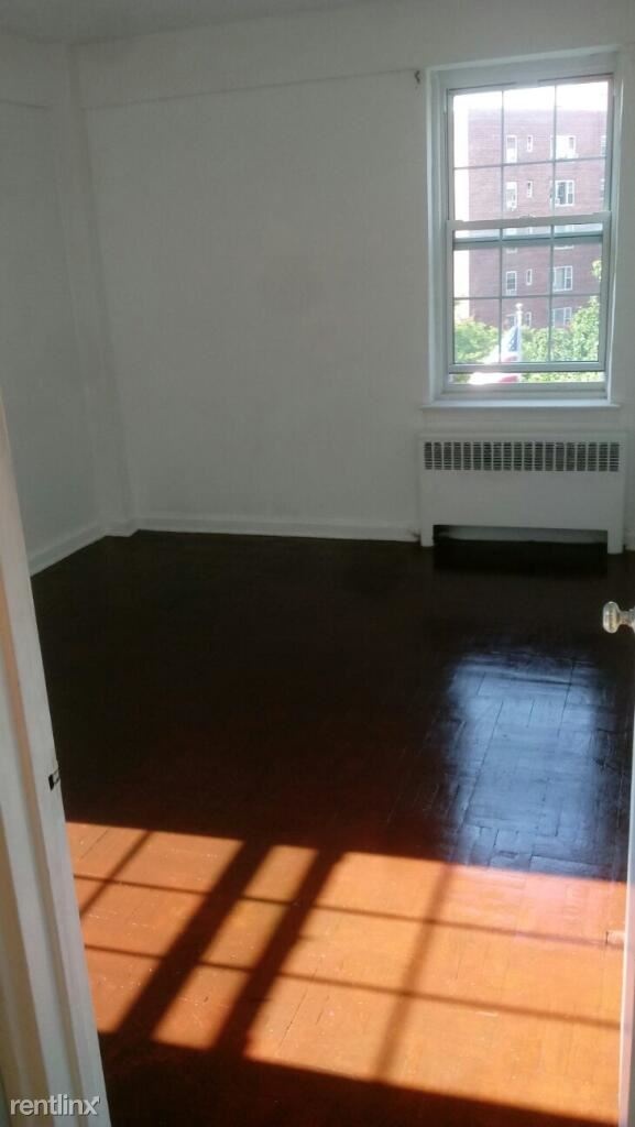 Lovely 1 Bedroom Apt in Courtyard Building- Utilities- Laundry/ Located in New Rochelle