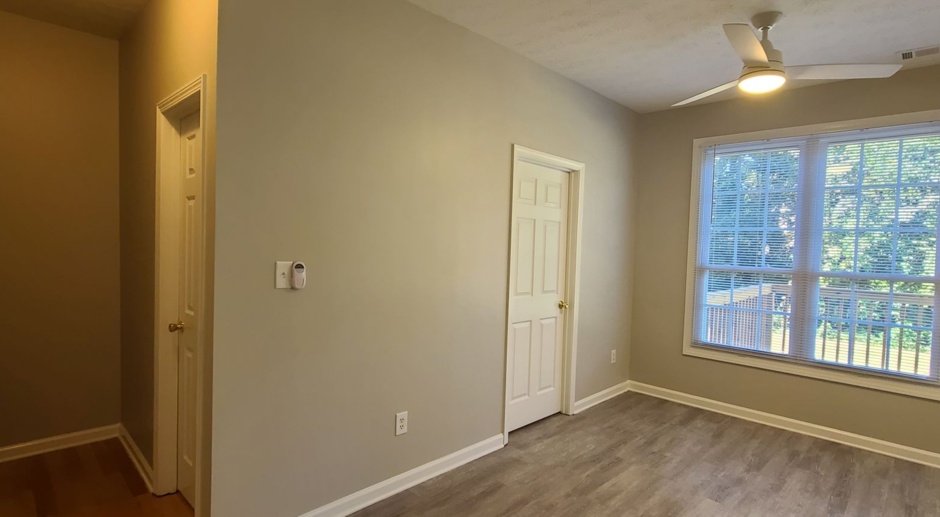 Spacious 3 bdrm townhouse close to interstate I-285 in Atlanta with private deck!