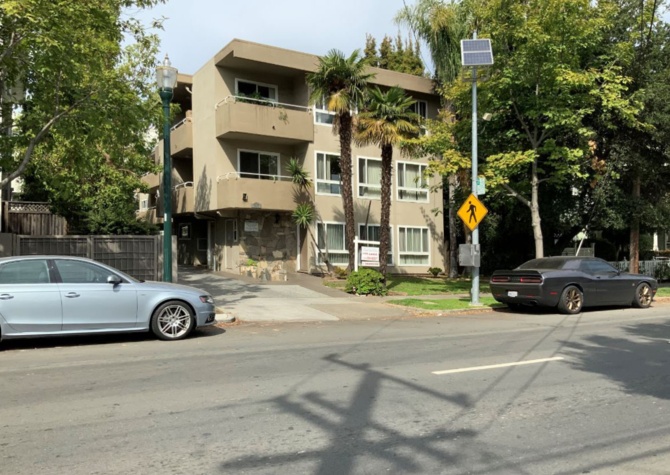 Houses Near $2715 - Large & Bright 2 Bedroom / 2 Bath Near Downtown San Mateo!