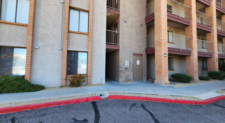2 Bedroom in the El Tovar Condominiums Near N Central Ave and W Dunlap Ave!
