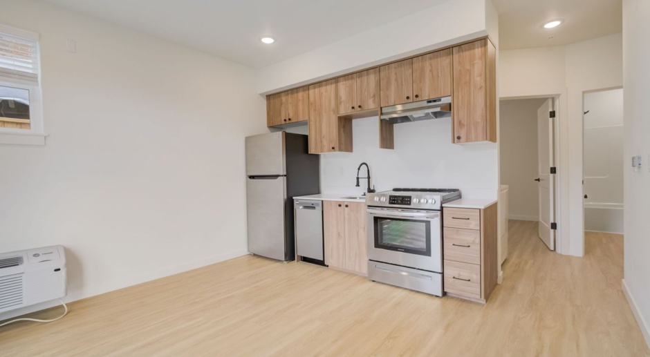 ENTIRE MONTH OF FREE RENT OR A $500.00 GIFT CARD! North Tabor 1bd/1bath w/ Washer/Dryer & A/C