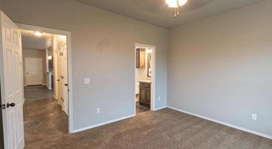 *$250 Off Move-in Special * Charming 3-Bedroom Duplex: Your New Home at 1869 Cypress Lane!
