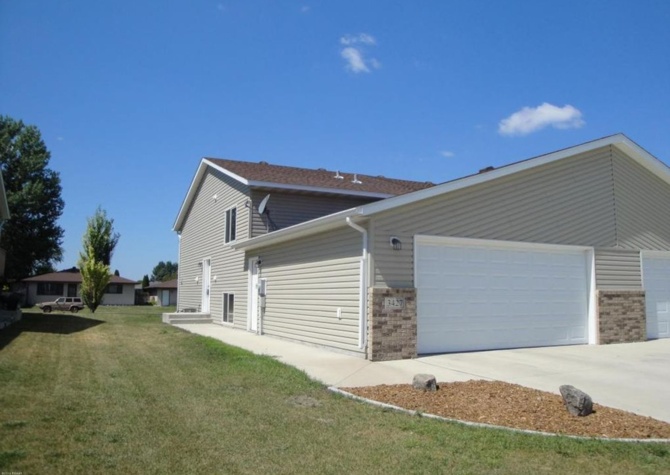 Houses Near Spacious 3 bedroom Twin home located in South Moorhead. 