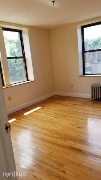 Sunny 1 Bedroom Apartment in Rental Building - Laundry - Parking / Dobbs Ferry