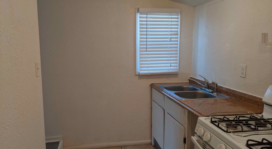 Cozy Studio 1 Bath All Utilities Paid Section 8 Approved, 