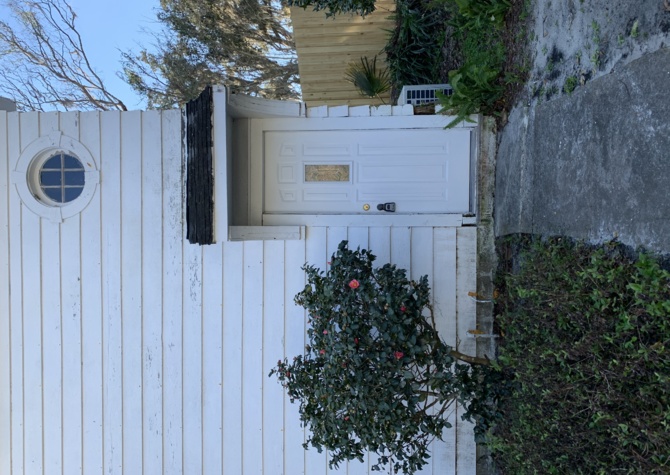 Houses Near 1/1 Above garage apartment located steps to Stetson! $800/month