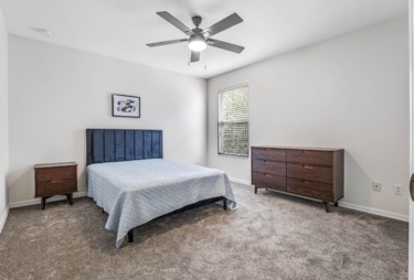 Room for Rent - Modern & spacious Orlando House with Backyard and a Community Pool.