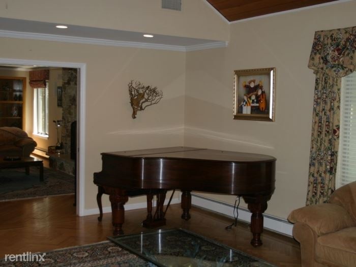 Magnificent Spacious 4 Br, 3.5 (3 full, 1 half) - W/D In Unit - Parking in Driveway/West Harrison
