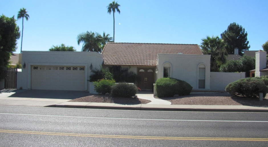 Nice Three Bedroom Home in Mesa With a Pool
