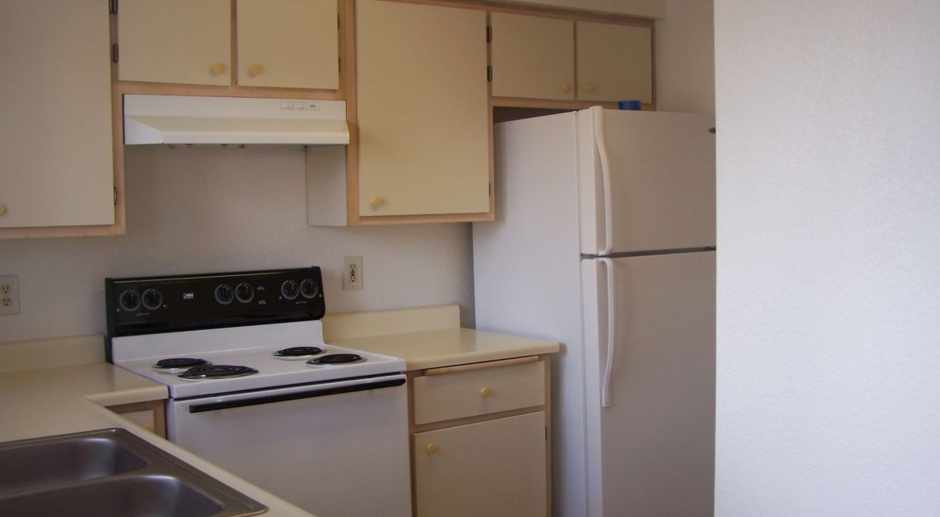 Large 2 Bedroom Apt Living, Located in the Center of Vancouver, WA!