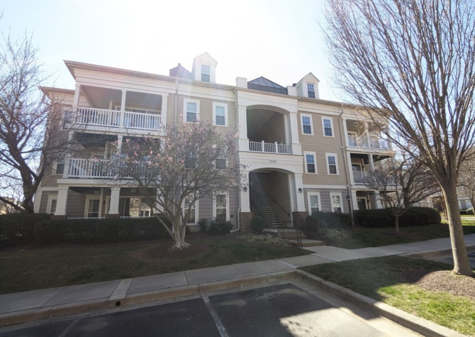 Houses Near Beautifully maintained ground level condo in Germantown ready for you! 