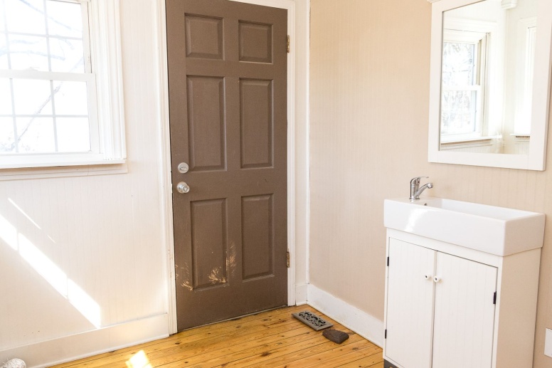 Welcome to your perfect home – a captivating 3-bedroom, 1.5-bathroom rental