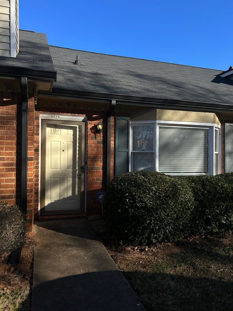 2 bedroom 2 bath townhouse on west side of Athens, GA. 