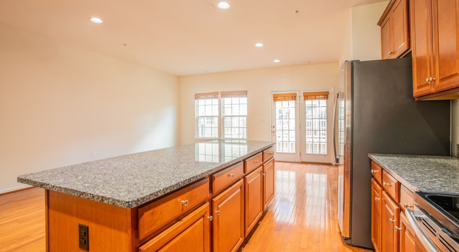 Amazing 5 BR/4.5 BA Townhome in Greenbelt!