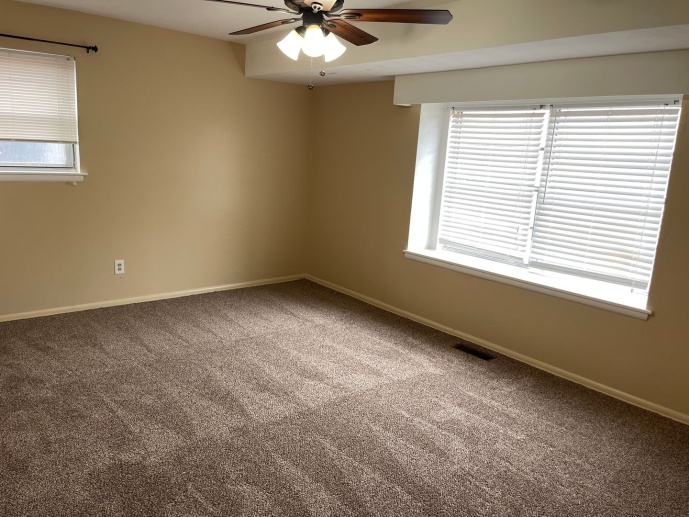 New paint and Carpet, cutest 3 bed 1.5 bath in Bethany!