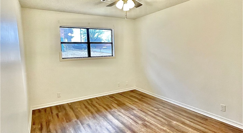 Recently remodeled 2BD/2BA in Rogers Available Immediately