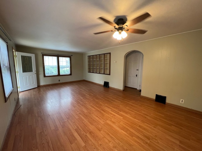 Available Mid-May 4 Bedroom / 1.5 Bathroom for Rent