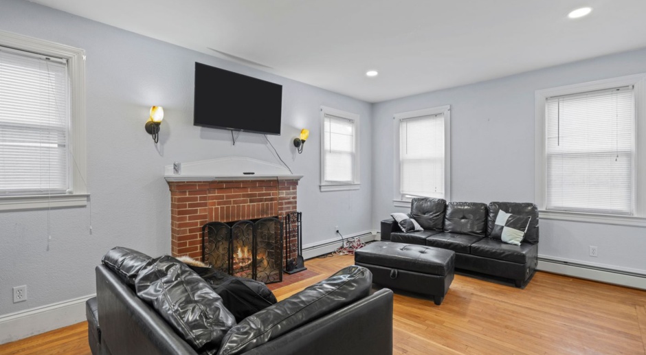 Wow! Welcome to 91 Tyndall! Come check out single family apartment next to Providence College!