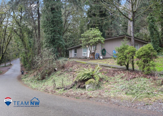 Houses Near MOVE IN READY! Desirable west side location offering 2 bedrooms 1 bath, duplex. Olympia School District