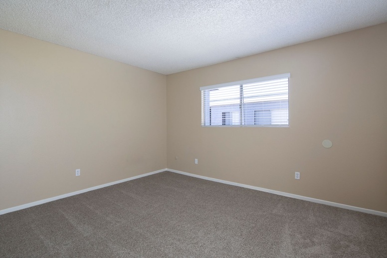 *OPEN HOUSE: 4/27 12-2PM* 2 BR Townhome in Imperial Beach with 2 Parking Spaces and Patio!