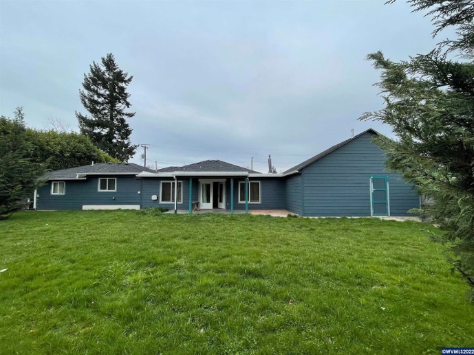 FOR IMMEDIATE LEASE: RARELY AVAILABLE IN CITY LIMITS PROPERTY WITH HUGE SHOP - IN TOWN! Almost 1/2 Acre!! AVAILABLE NOW!!! 3bd/2ba + EXTRAS GALORE!!! 2-car Garage + GIANT SHOP W/200 Amp Electrical Panel & MORE!!
