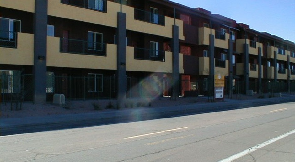 1/2 OFF FIRST FULL MONTHS RENT!!! 2 bed 2 bath Unit In The Heart of Tempe!