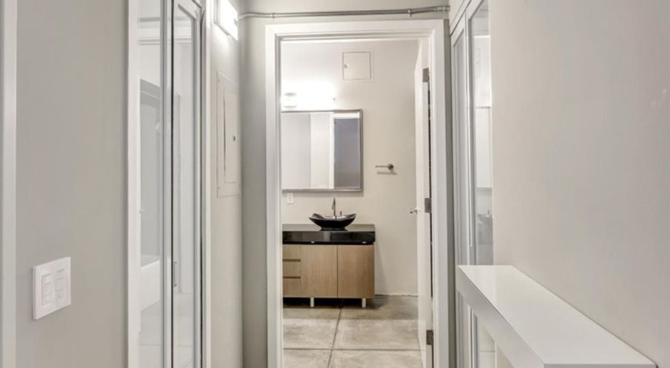 Sophisticated & Chic 2-Level Loft in SOMA w/ Secured Parking~W/D In Unit Inc.  