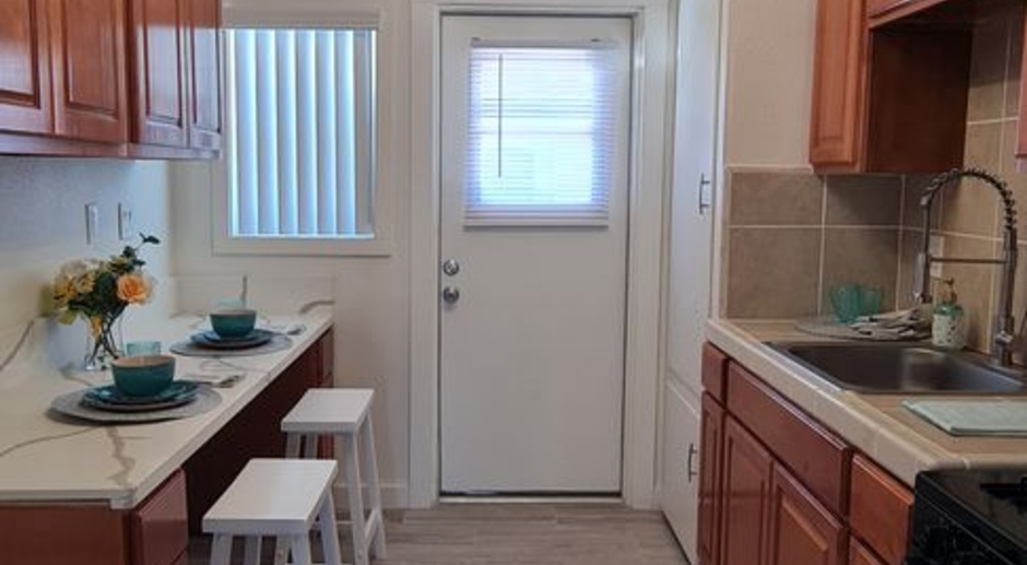 Newly Remodeled 1 Bedroom / Call or text Orlando 657-274-8756 today!