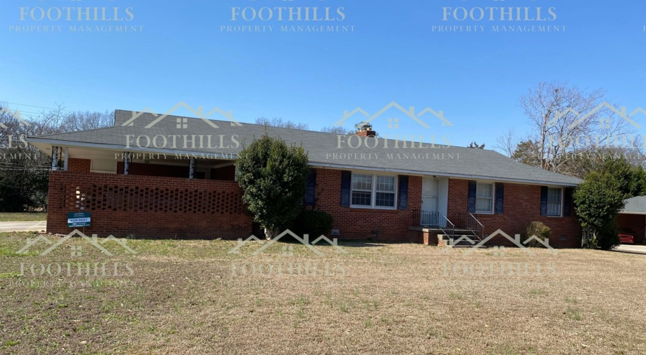 Charming 3BR/2BA Brick House with New Upgrades, Spacious Den, and Pet-Friendly Amenities at 104 Brewton Ct, Anderson, SC 29621! Ideal Living in a Convenient Neighborhood!