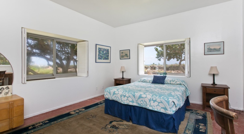 Oceanfront Cottage w/Panoramic Views, Yard, & Private Beach Access. Waipuna