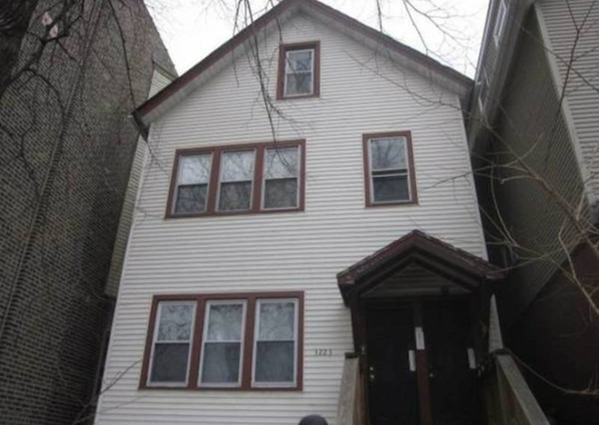 Houses Near Updated apt 2 full ba close to Belmont L, central ac, in unit w/d,hdwd