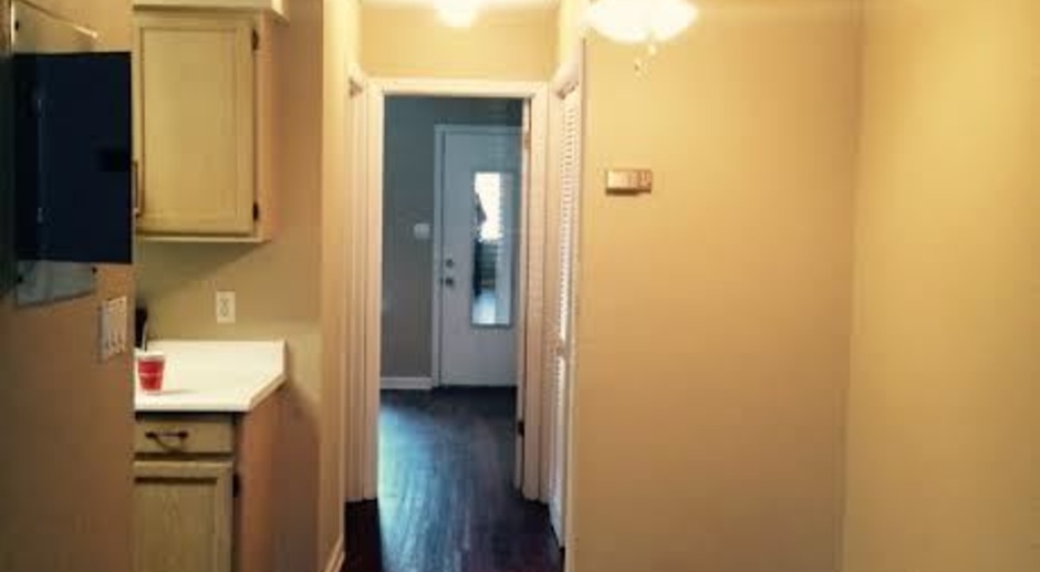 Spacious townhouse that is convenient to campus, shopping, and parks! 