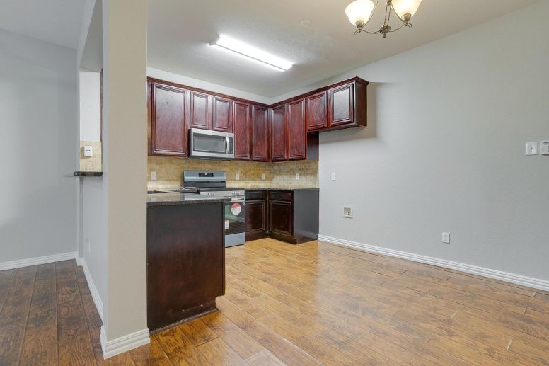 Amazing  3 Bed, 2.5 Bath Townhome in Bedford-  Amazing Location- 76021