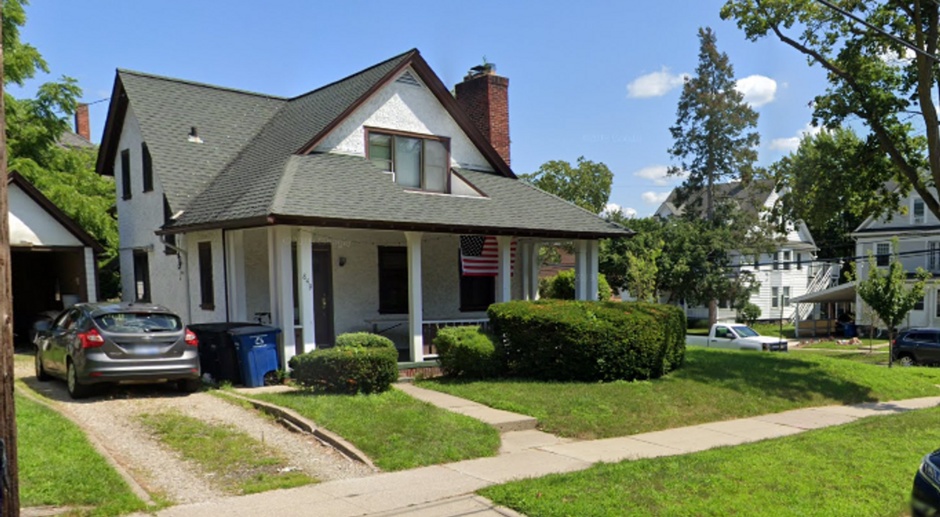 *Read listing details* 849 E University Ave - POTENTIAL AVAILABILITY FOR FALL 2024!