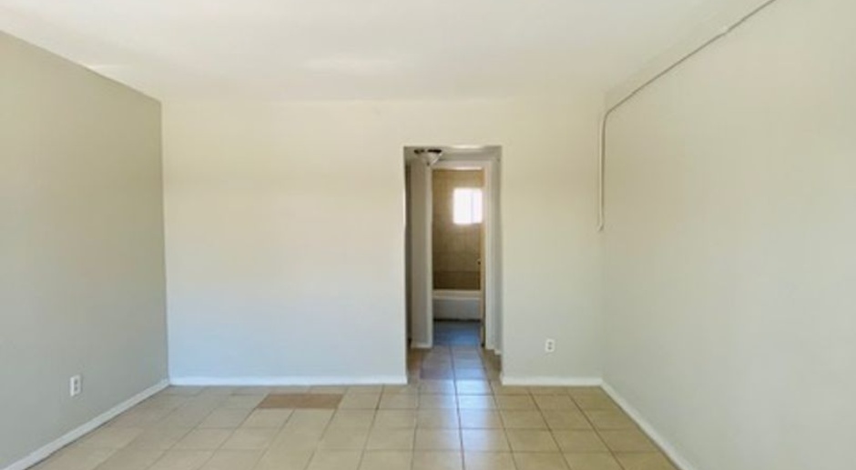 1 BEDROOM APPARTMENT SUPER CLOSE TO THE STRIP AND NORTH PREMIUM OUTLETS MALL, NEAR MANY RESTURANTS AND GROCERY STORES. 