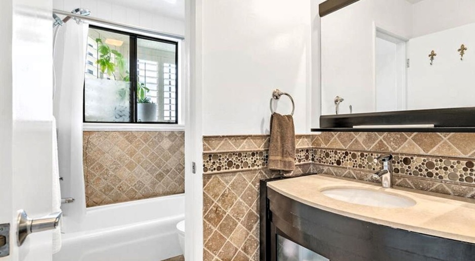 This Stunning Pet Friendly 2 Bedroom 2 bath in sought after neighborhood of Santa Monica