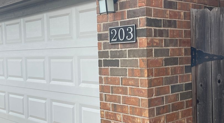 College Station 3 bedroom - 2.5 bath townhome with detached garage. 