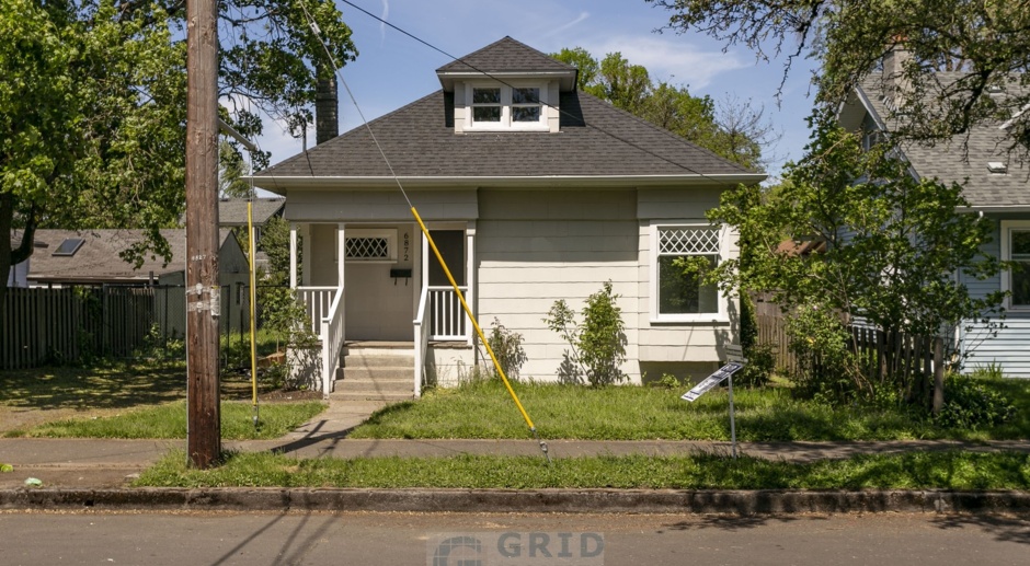 Charming 3 Bedroom Craftsman Home Available in SE Portland!