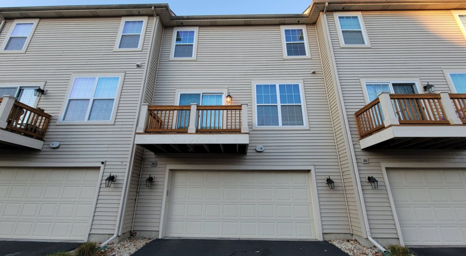 BEAUTIFUL 3 BEDROOM, 2.1 BATH TOWNHOME WITH NICE UPGRADES AND GREAT LOCATION!