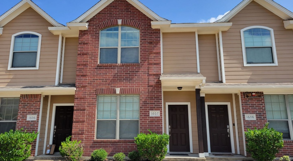 College Station - 2 bedroom / 2.5  bath townhome in GATED COMMUNITY- Just off University Dr. E.